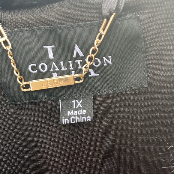 L A Coalition faux fur black Cape, NWOT, size 1X - Picture 3 of 3